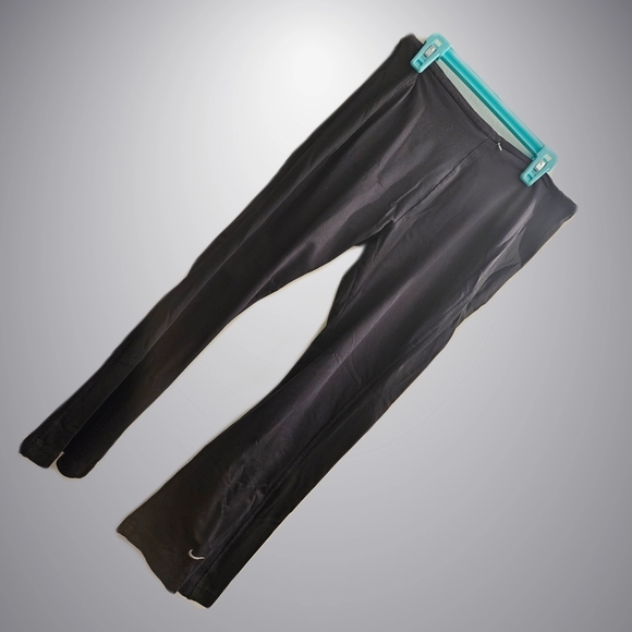 Nike Capris with Zipper pocket Workout legging yoga flare butt gym shorts black - Picture 2 of 3